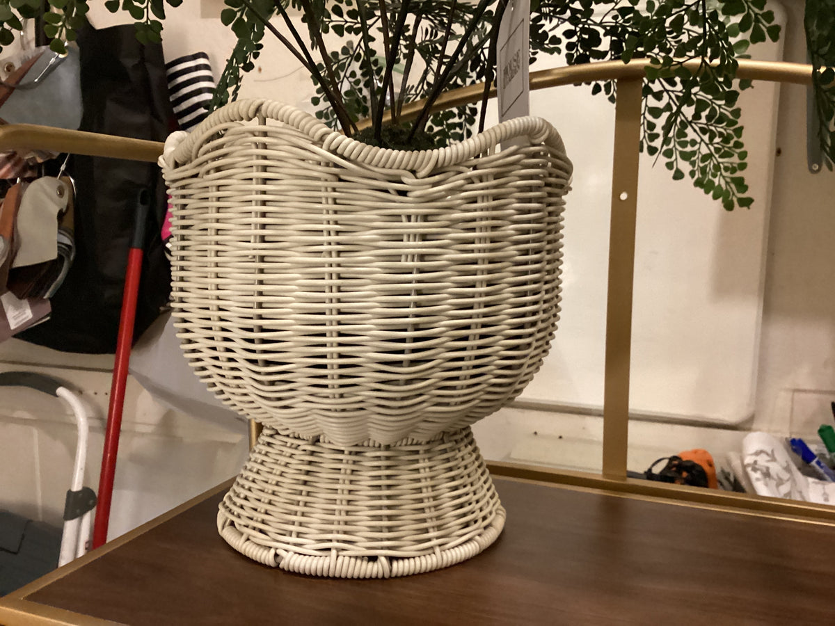 Planter white woven with scalloped edge