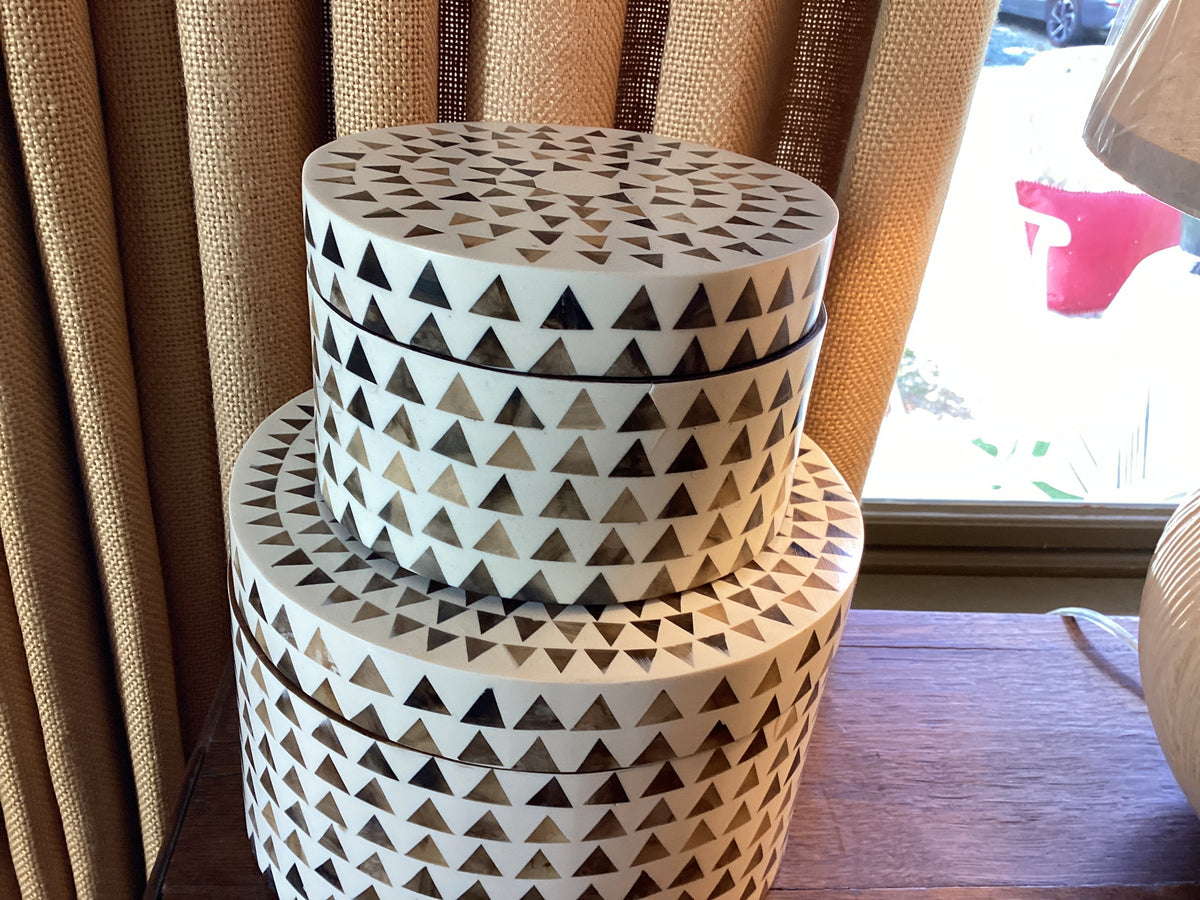 SMALL TRIANGLE ROUND STRIPE DECORATIVE BOX