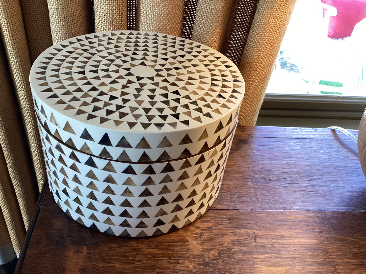 LARGE ROUND TRIANGLE STRIPE DECORATIVE BOX